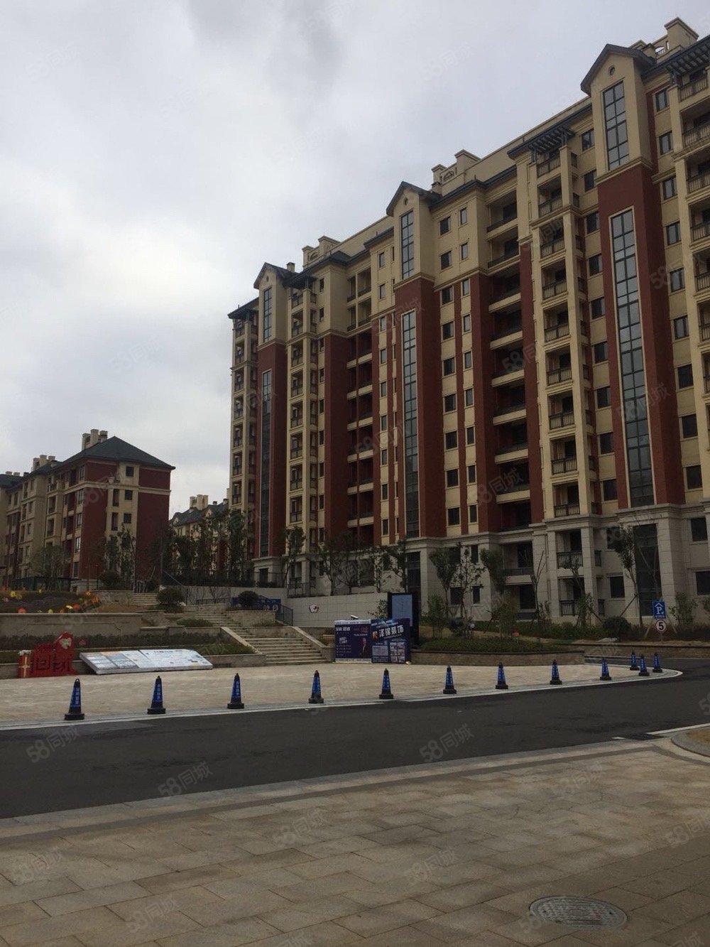 博林华府电梯141平房东降价急卖