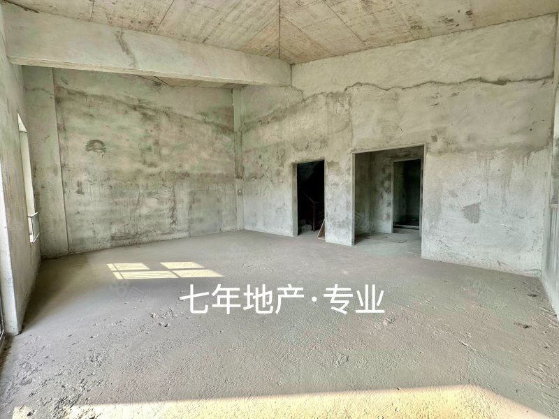 华侨城天鹅湖(别墅)5室2厅4卫1000㎡南2500万