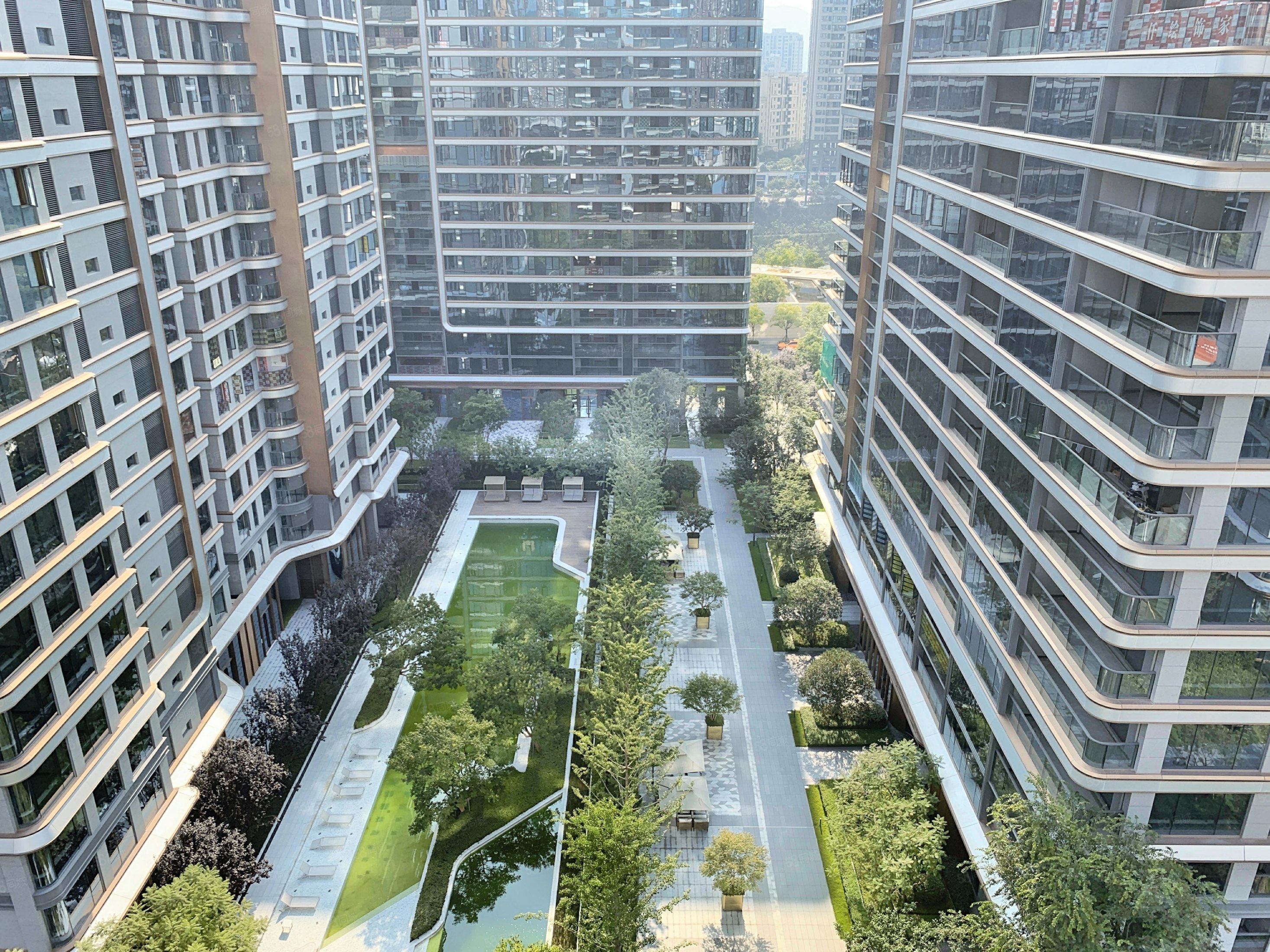 重庆融创壹号院(一期)4室2厅2卫167.7㎡东南320万