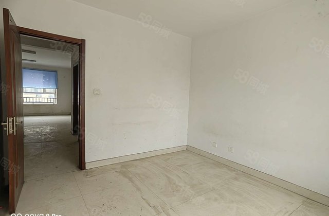 翡翠城多层 三室两厅一卫 送储藏室 有证免大税 随时能看