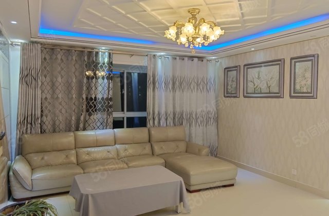 翡翠城  精装边户  大三室  带储带车位  双阳台诚心出售