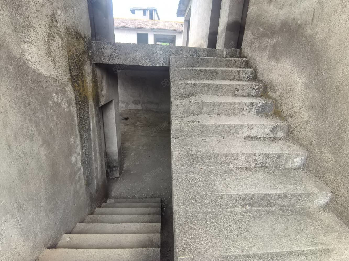 袁山西路别墅8室3厅3卫260㎡南北169万