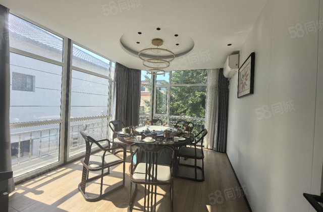 火车站可以开公司当商铺的别墅！精装修！停车超方便！有院有露台