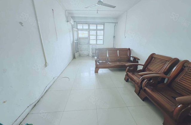 27湖边 市医院旁边 市中心 南北通透 诚心出售 价格可以