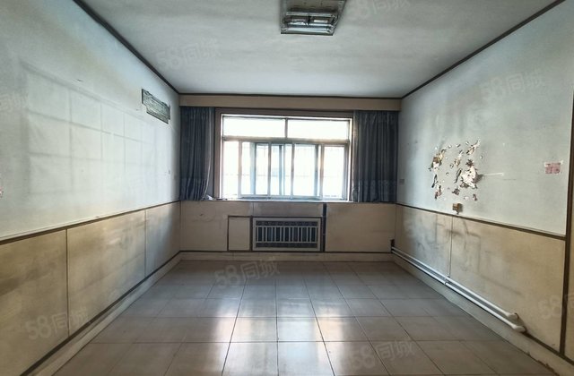 东昌总部兴华路  孝心二楼，标准三室两厅，停车方便