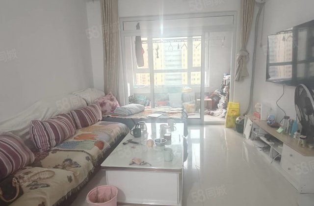 紧邻万达电梯中层！三室南北通透！带储房龄新！