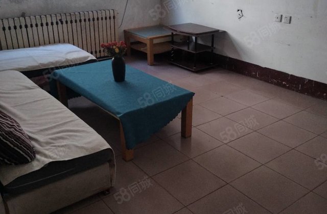 东昌北顺三中。一楼带院子有南门，三室向阳，宽敞亮堂看房方便