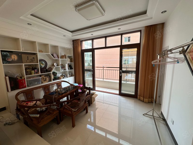 华龙苑3室2厅2卫160.04㎡南北82.6万