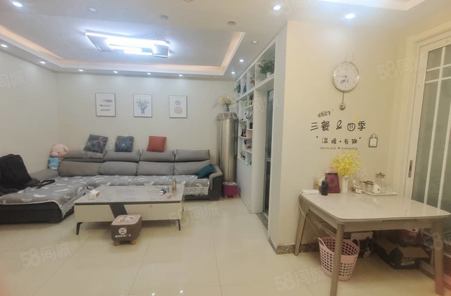 新出 万达附近 送车储 精装修婚 房 免大税 三室两厅随时看