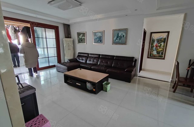 近医院 小三居 购物方便 出行方便 楼龄新 双卫