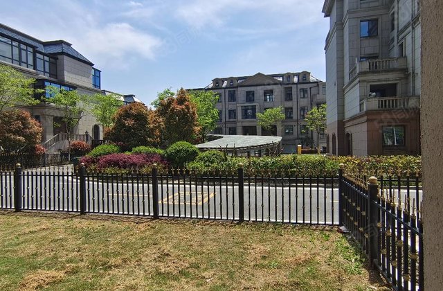 0分风光地产满五唯一龙晶花园公园对面养老精装3房2卫满