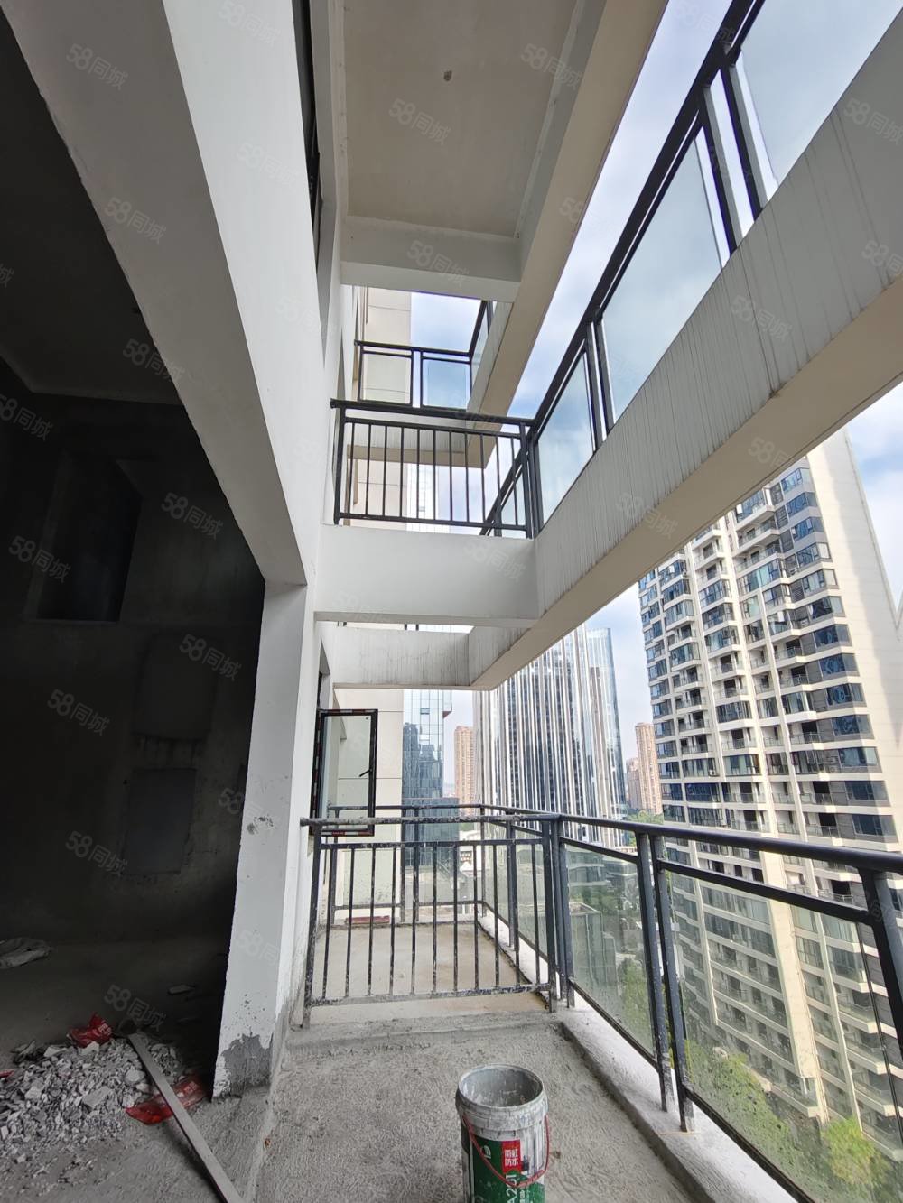 德和领秀广场4室2厅1卫140㎡北122.9万