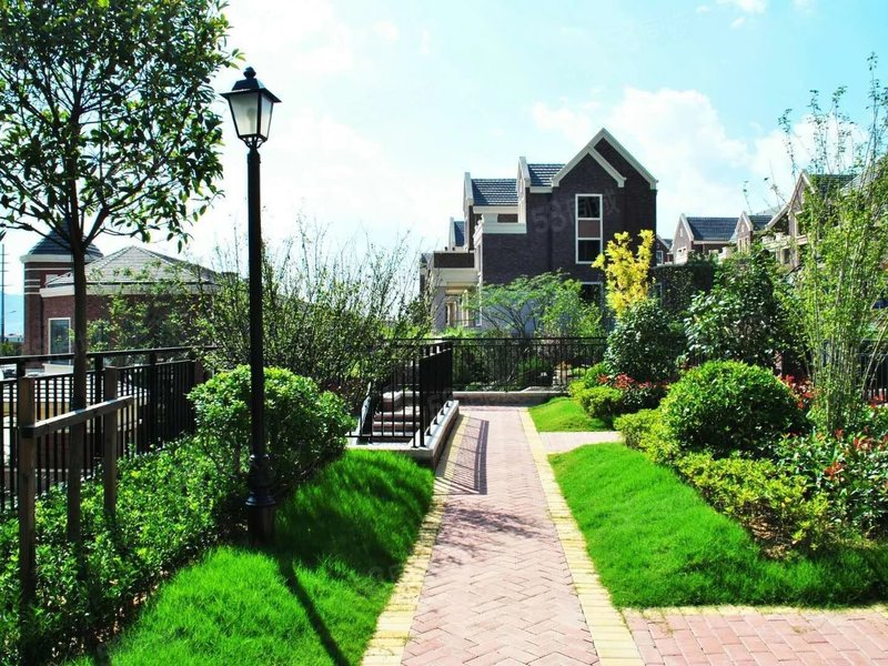 高尔夫球场旁威海石岛红墅湾别墅195平送车位前庭后院观景