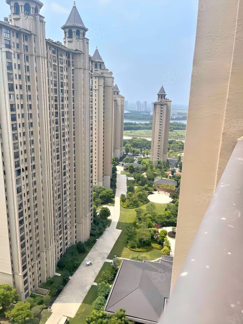 立新苏杭之星3室2厅2卫135㎡南198万