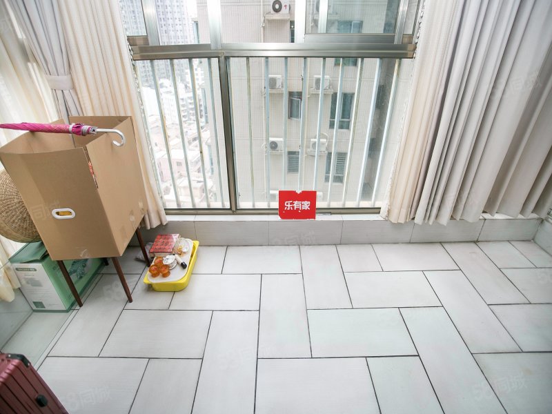 现代城华庭3房2卫720低指导134w中楼层厅出阳台