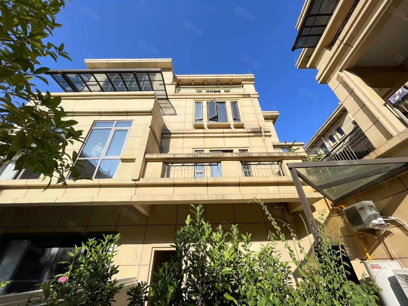 急售飞洋华府一期别墅送花园带2个车位小区绿化非常好