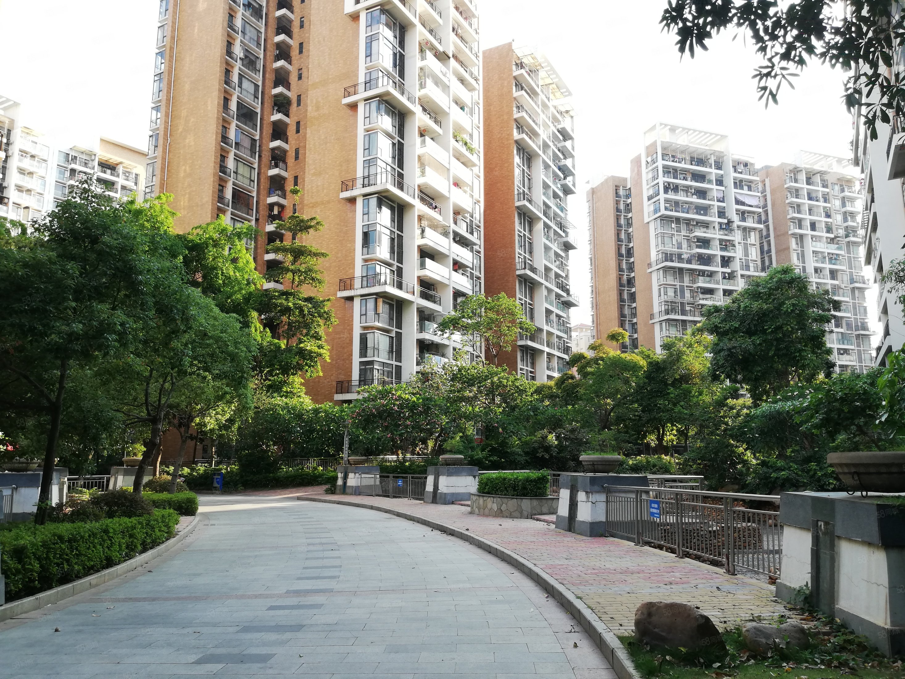 景湖春晓3室2厅2卫107.62㎡南北410万