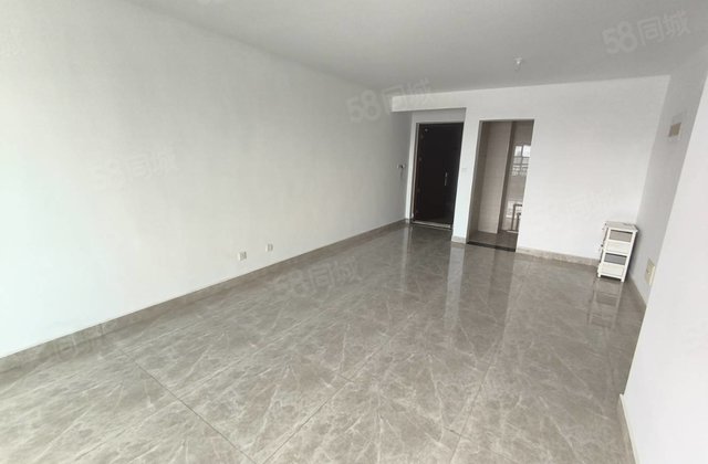 莲湖新城 三室 中间楼层 带车位跟储藏室 证满两年 有钥匙