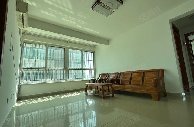 带储藏室，楼前地上车位，落地窗，全明户型，无遮挡，楼前是花园