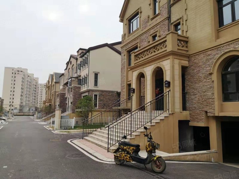 绿地城 联排别墅 送地下车库 207平一万一平 送大花园