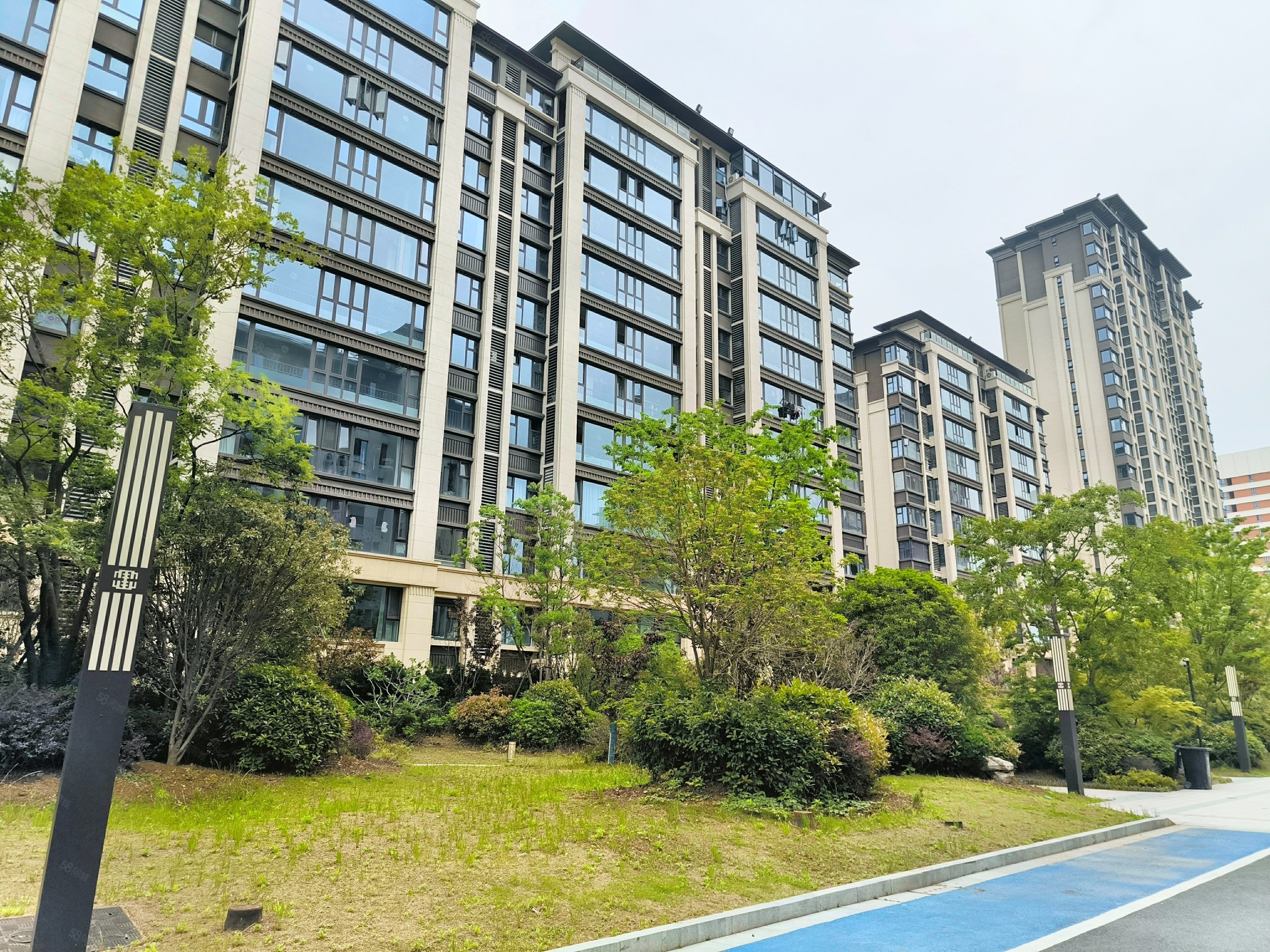 荣盛华府洋房送车位大客厅大阳房小区中间价格可谈