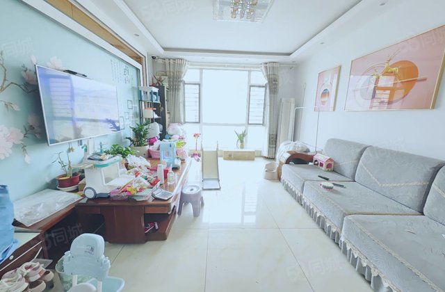 湖边名人苑 洋房城市主人 客厅朝阳，动静分区，南北通透落地窗
