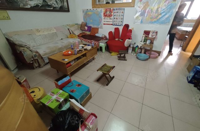 新华西路，小孝心一楼，三室，带储藏室