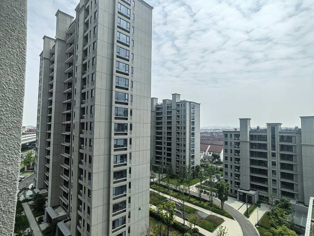 鸿翔天宸府3室2厅1卫83㎡南103万