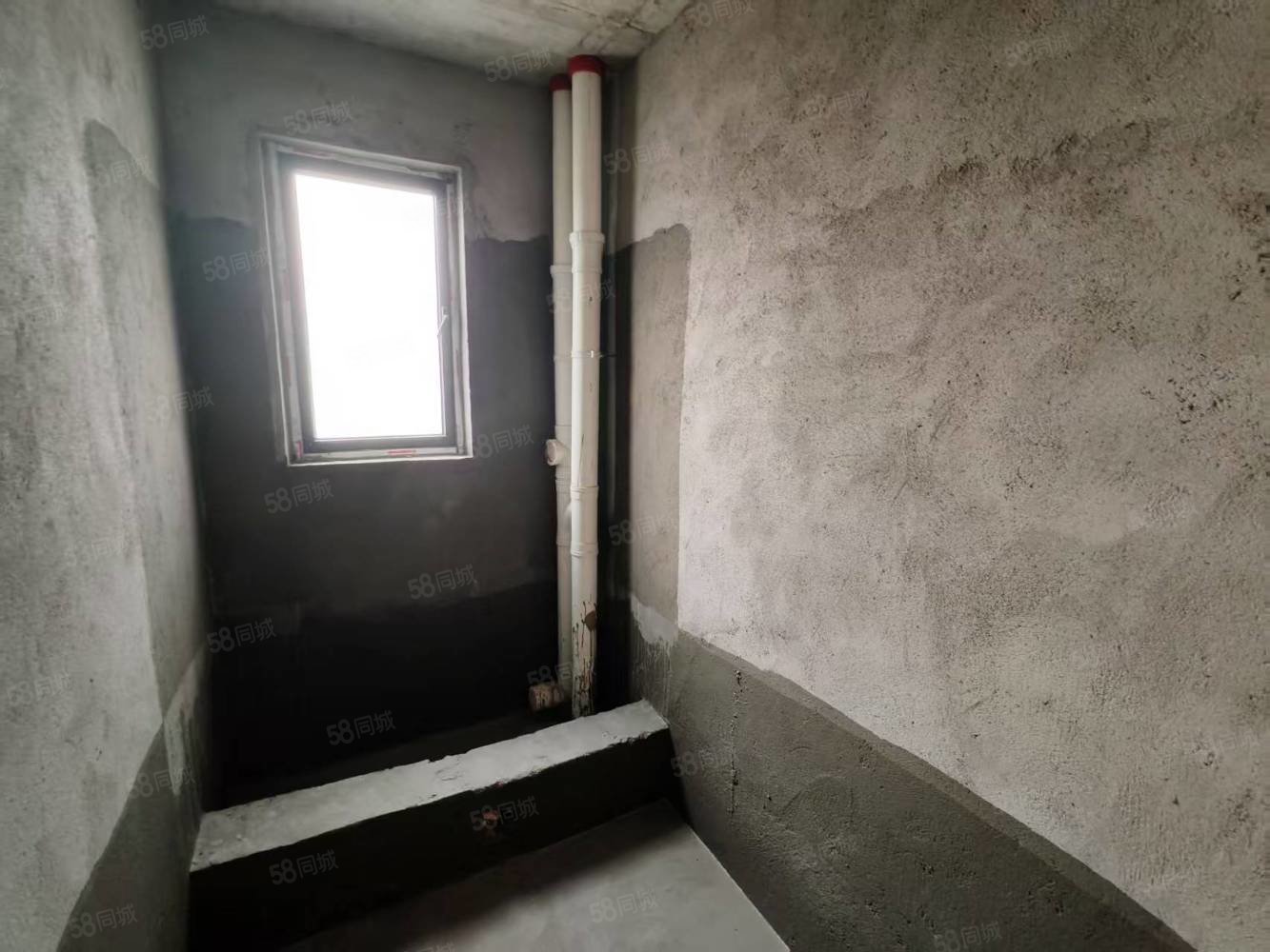 高安润达国际城4室2厅2卫127㎡南北88万