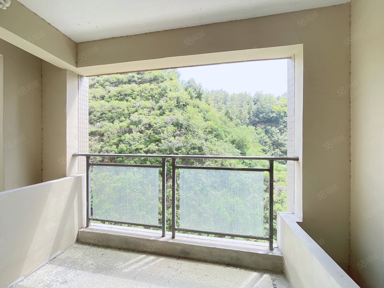 公元海3室2厅1卫96㎡南北39.8万