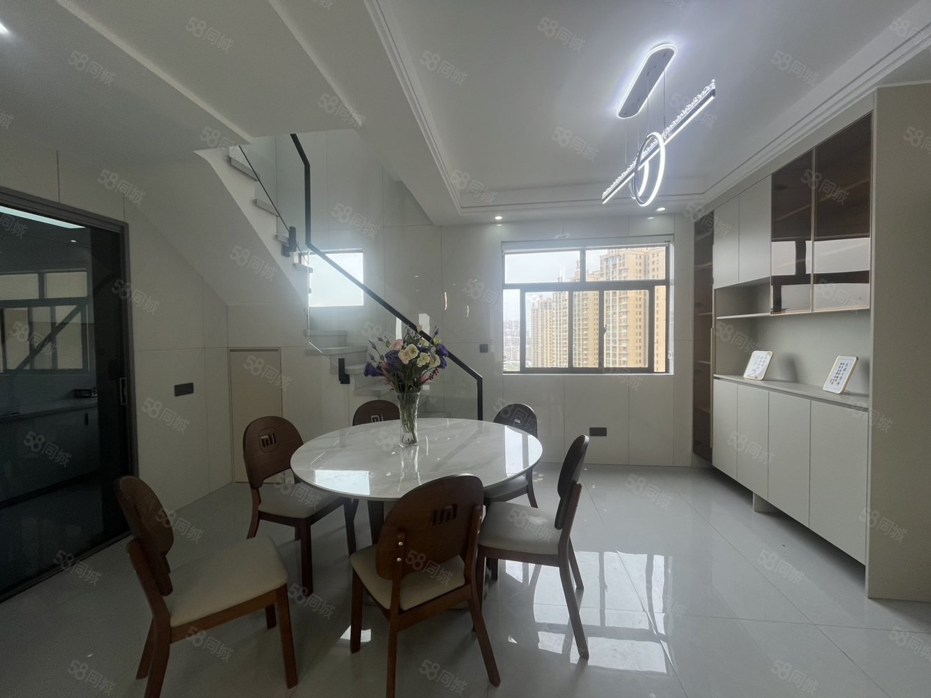 香槟国际5室2厅2卫123㎡南北72万