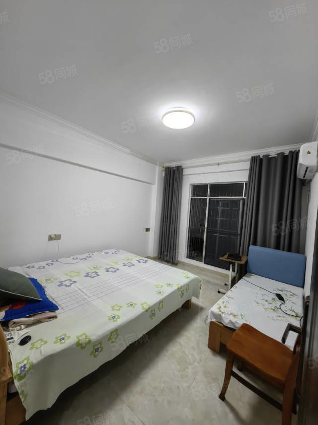 南洋广场4室2厅2卫180㎡南北99万