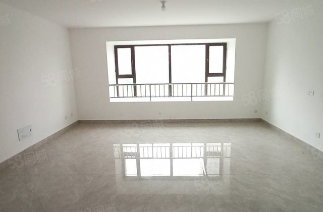 11层小高层，次新房带车位，三室两卫，一梯两户，南北通透急售