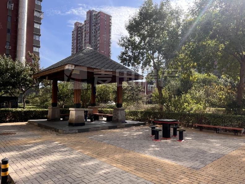 八家嘉園1室1廳1衛(wèi)65㎡南399萬