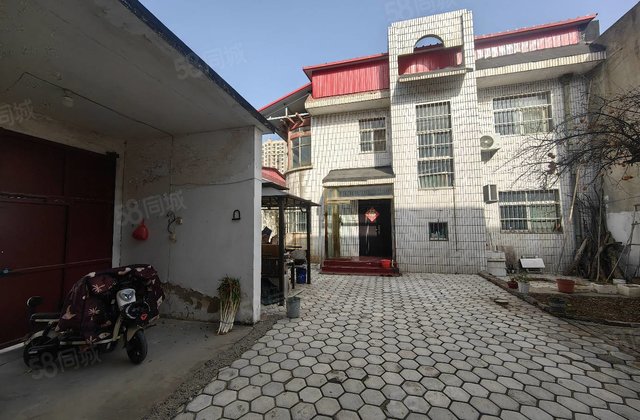 湖北小区 大院别墅 244平 有车库 免大税 大门宽可进车