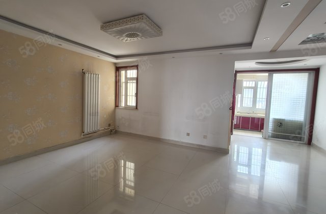 火车站眼科医院附近,柳泉花园,金凤龙庭电梯房三室带车位储。