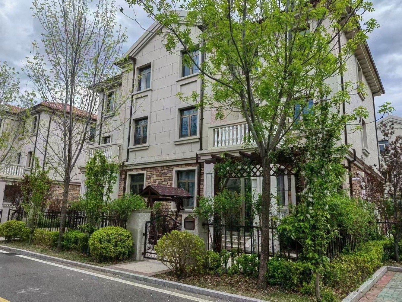 拉斐水岸(别墅)4室2厅3卫178㎡南北275万