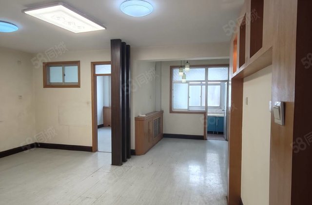 67万 110平 三室 3楼 东昌路大润发西临 单位房 急售