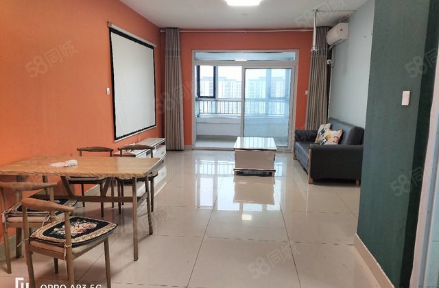 万达附近，精装修带车位储藏室，三室两卫，急售