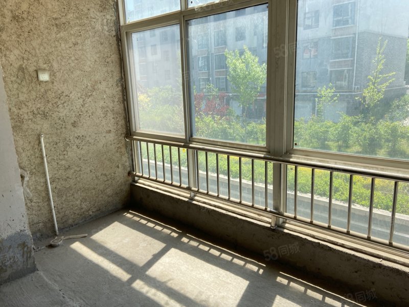 颜山国际东区二楼132平元宝户3室 不动产证可贷款 带车库储