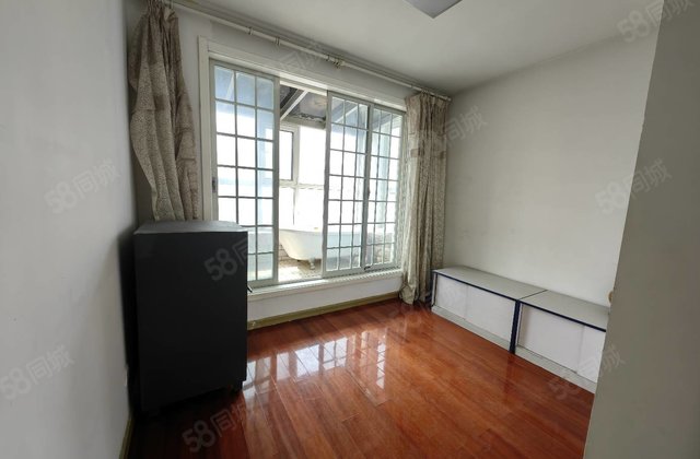 湖边复式名人苑一期4加五215平 五室三厅三卫仅售168万