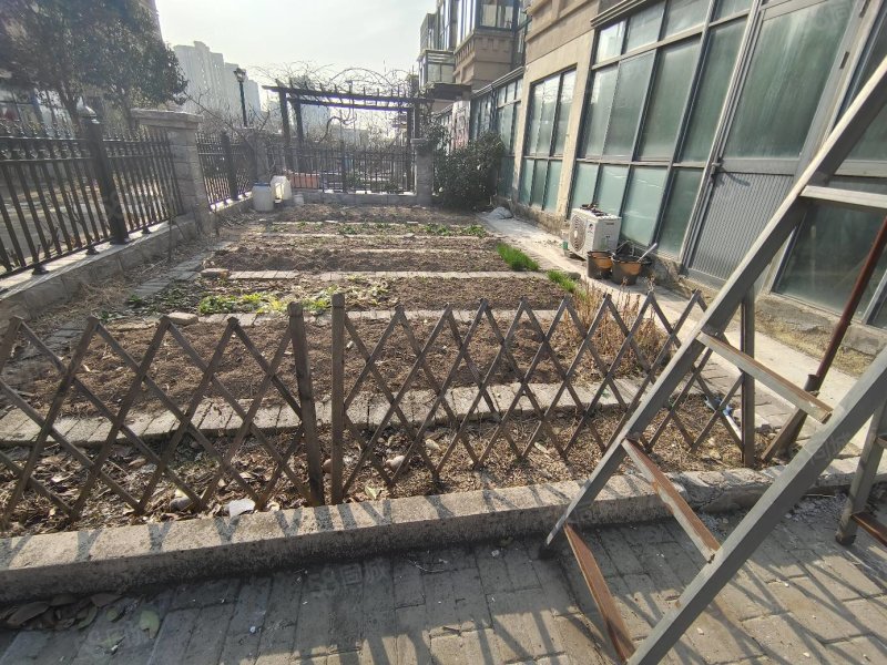 香缇花园一楼东户带大u形院子有两个阳光房看房方便