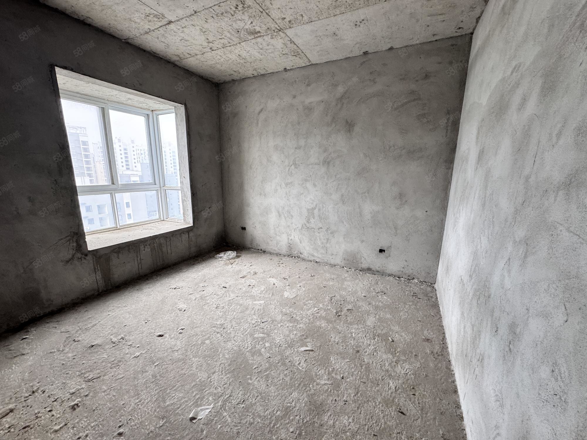 腾龙国际1室1厅1卫55.66㎡南26万