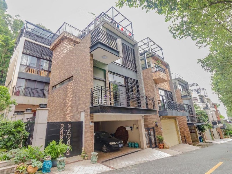 门口可以停几部小车装修新净!凯丽山庄豪装别墅大花园