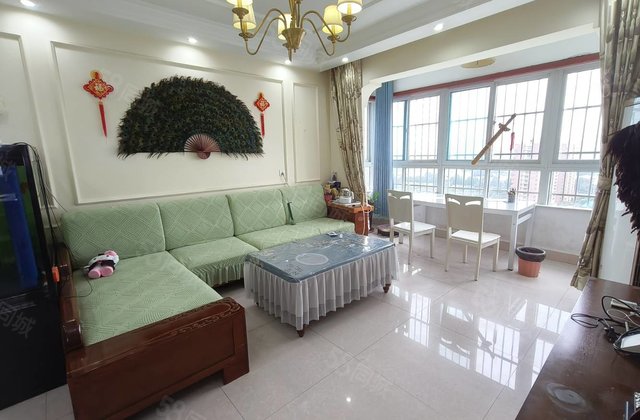 万达附近，莲湖花园，带车位地下室，精装修边户，单价5000多