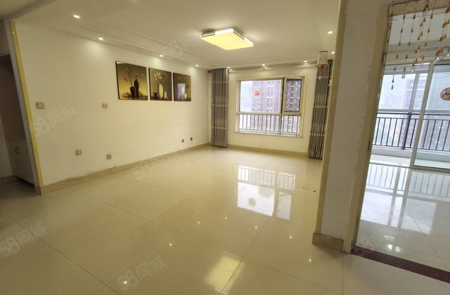 电梯新房未住精装 送车位储藏室 19楼大客厅