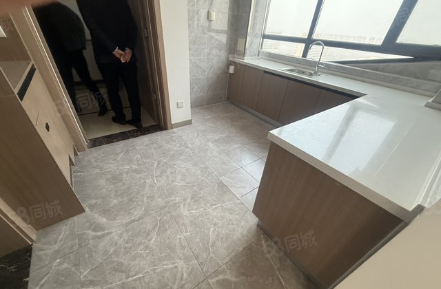 高新区新出房源 实验文轩对面的九州康城 精装修走一手随时看房