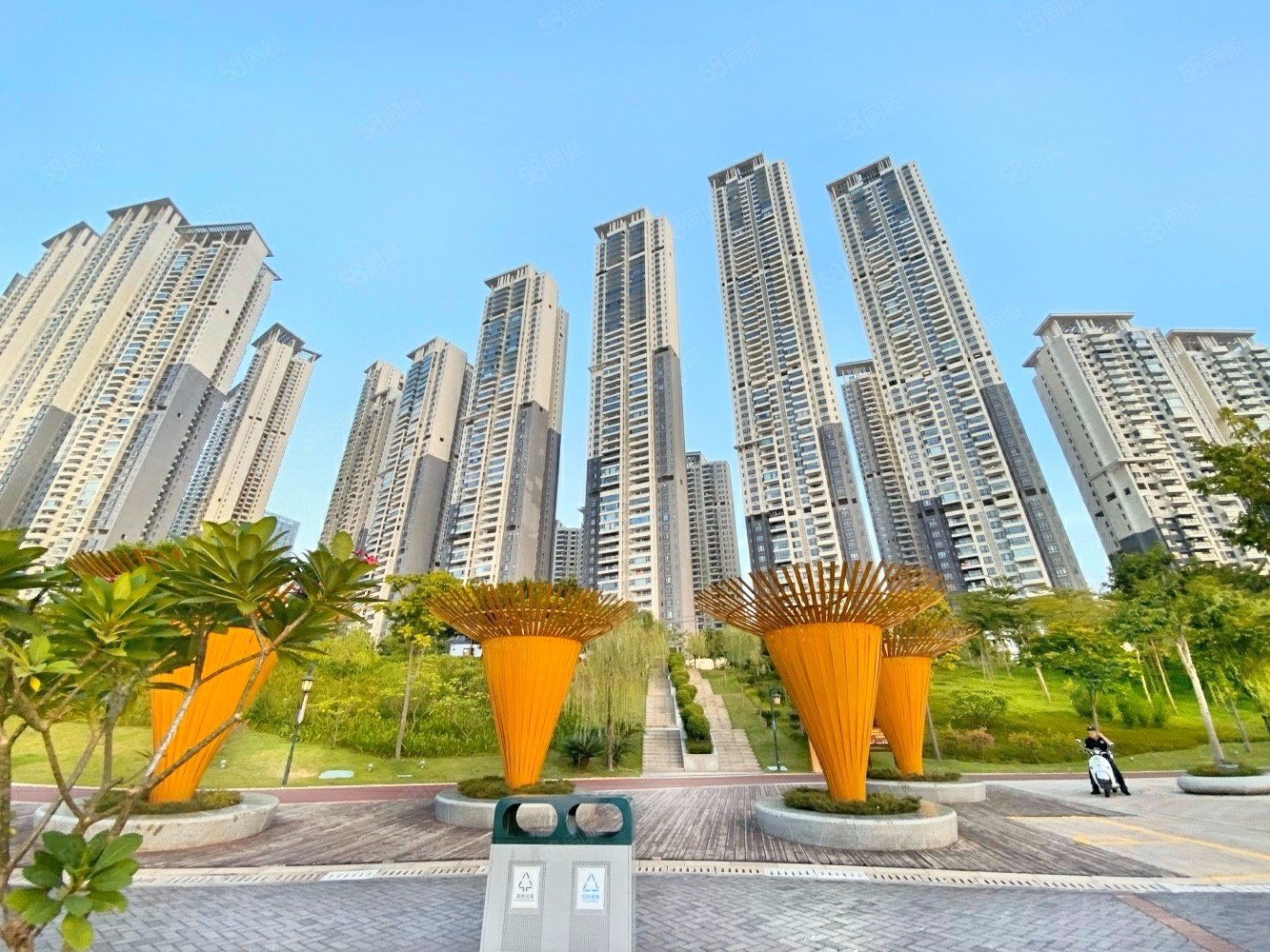 新出房源天誉半岛毛坯三房88万地铁口江景万达茂