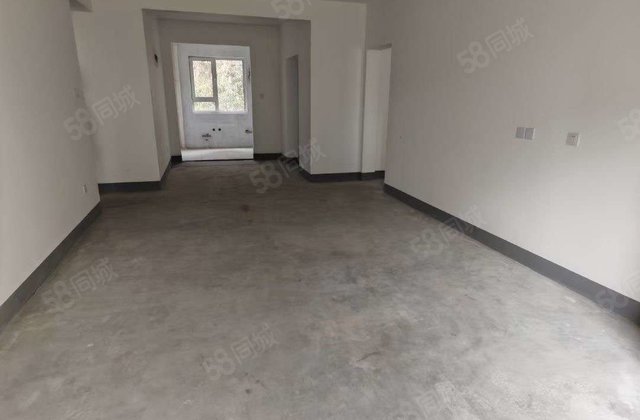 体育馆南临 次新小区，      ，三叶草户型带车位。