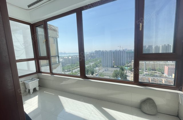 单价 7 千 湖边观景房  三室两厅两卫 带储藏室免大税